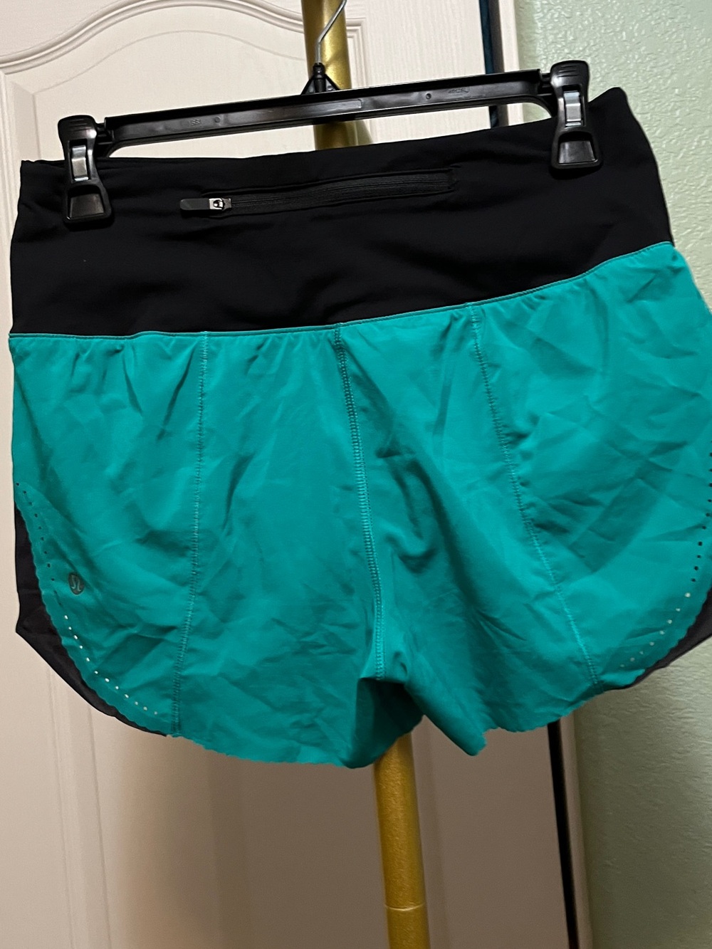 Lululemon Size 4 Smooth Stride Shorts Viridian Green Black Lightweight Laser Cut